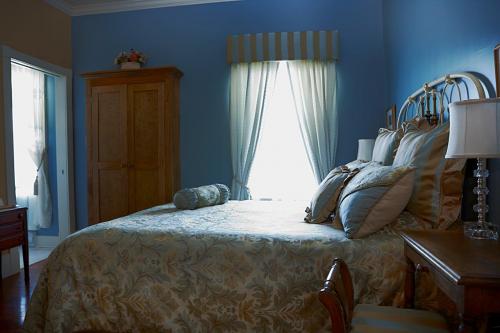 8-2012-02-21-hotelpaulinroomeight1
